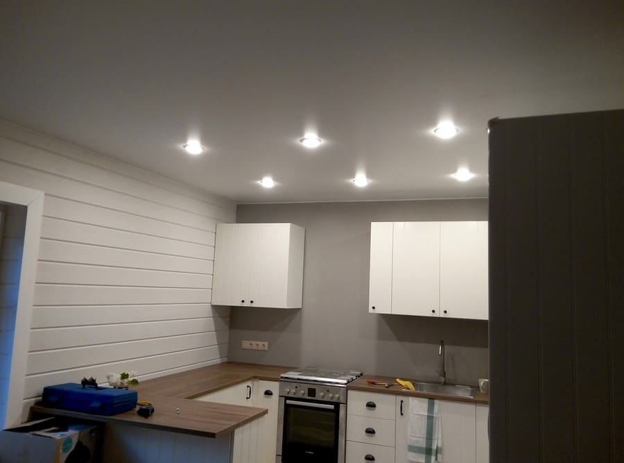 Плёночный натяжной потолок на кухне