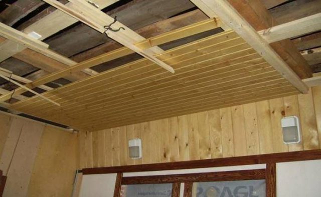 простой деревянный потолок